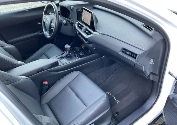 Lexus UX cena 159000 przebieg: 4681, rok produkcji 2022 z Kraków małe 407